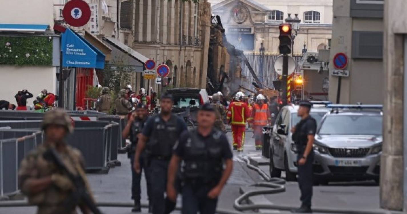 Grande incêndio em edifício do centro de Paris que desabou parcialmente