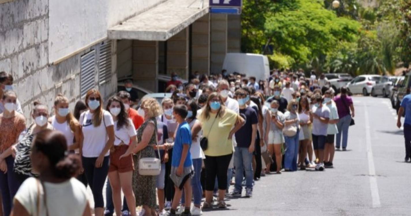 Multidão de jovens à espera da vacina no Madeira Tecnopolo