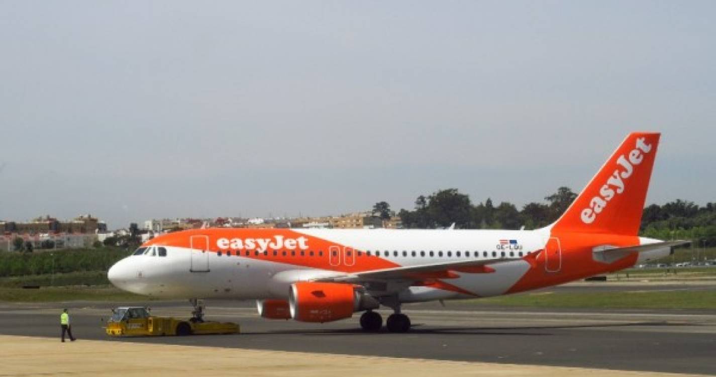 easyJet deixa passageiros durante hora e meia na pista do aeroporto