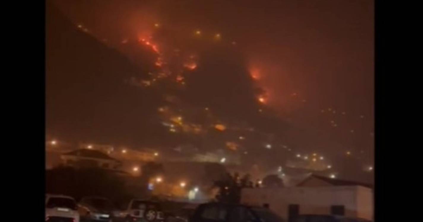 Vila do Porto Moniz está praticamente cercada pelas chamas (com vídeo)