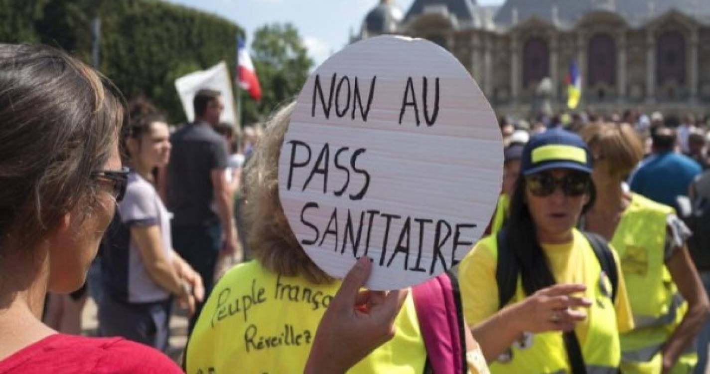 Covid-19: Milhares manifestam-se em França contra novas medidas de controlo