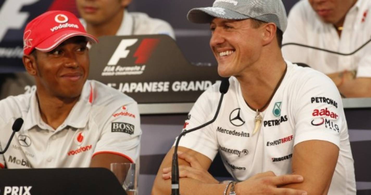 Lewis Hamilton dá os parabéns a Michael Schumacher