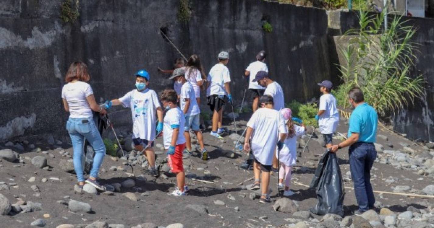 Crianças dão o exemplo limpando a Praia do Calhau em São Vicente