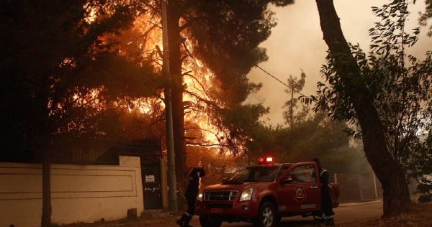 Casas estão a ser evacuadas por causa de incêndio a norte de Atenas