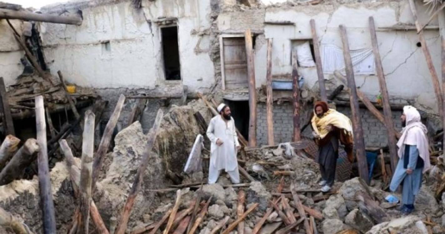 Um morto e 150 feridos no sismo de hoje no Afeganistão