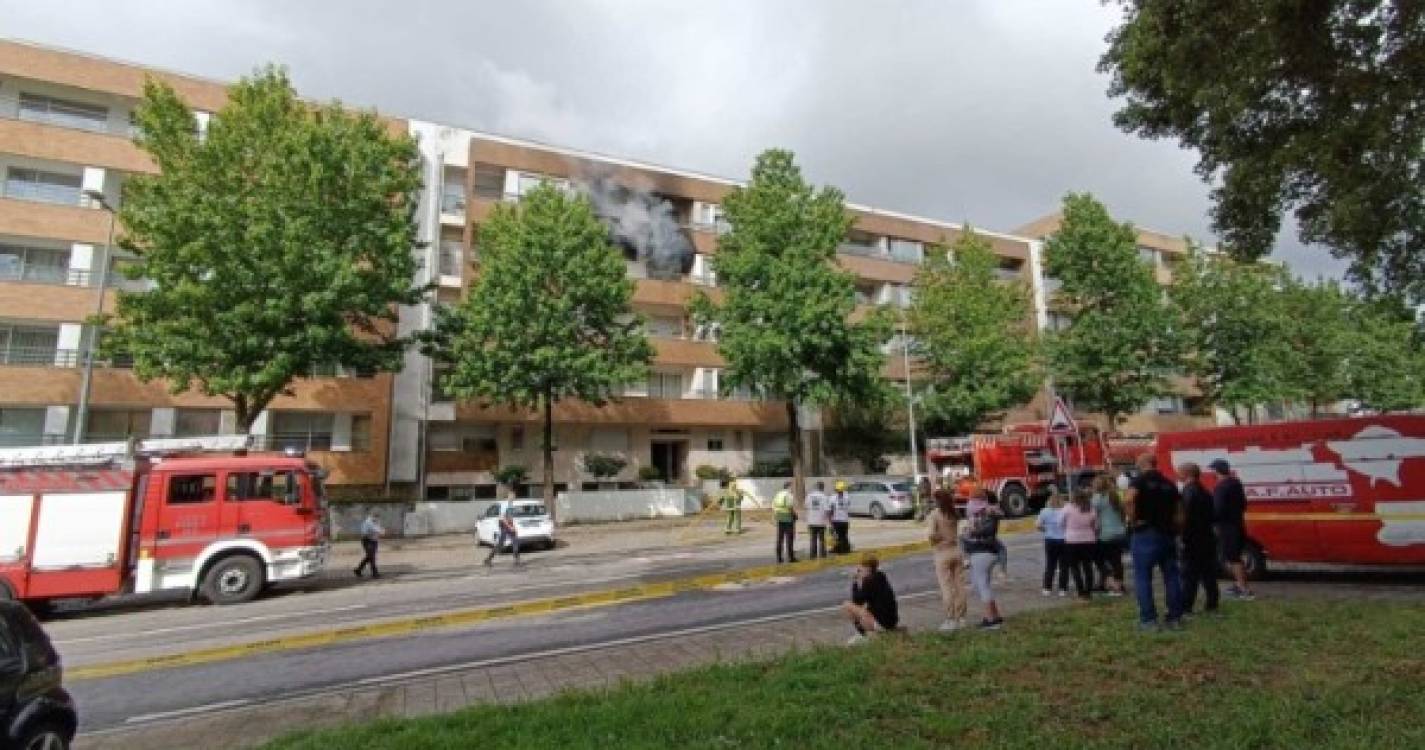 Homem morre em incêndio que deflagrou no 3.º andar de prédio na Maia