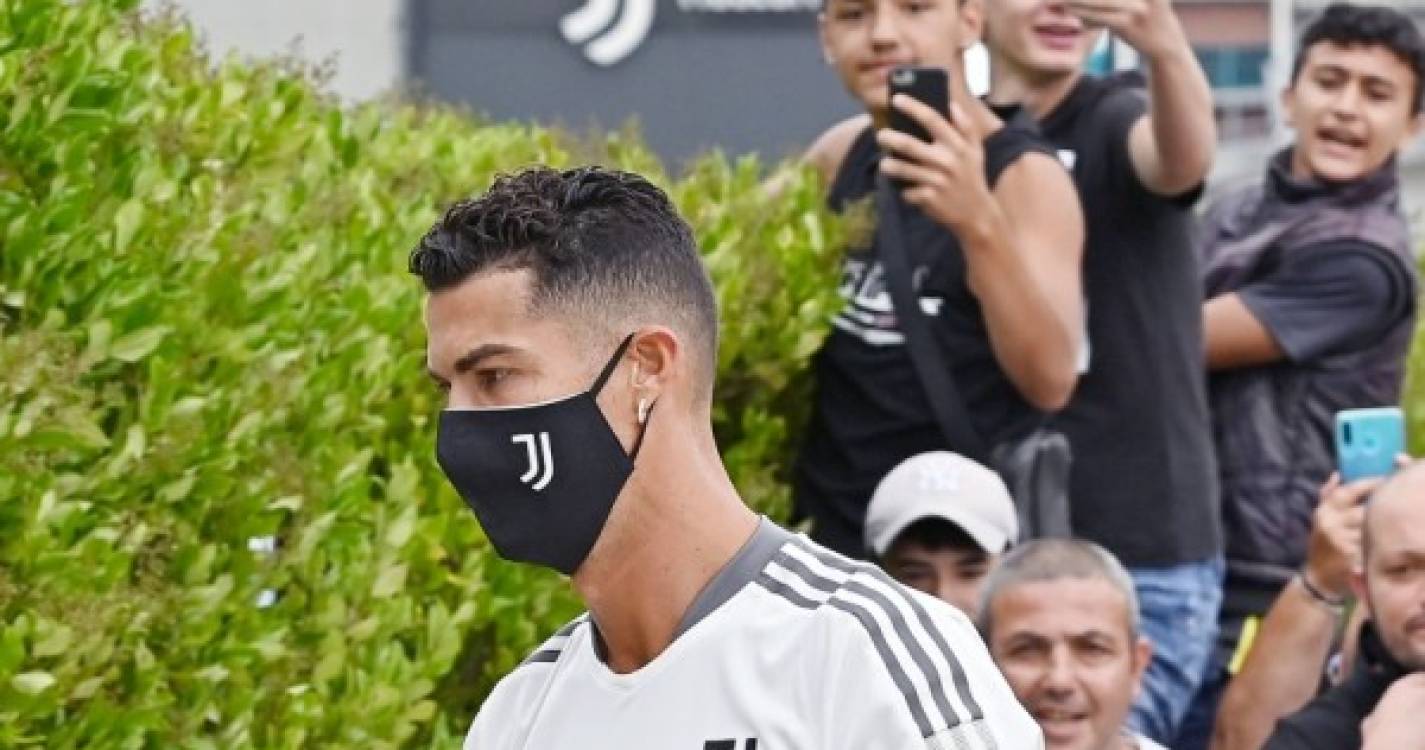 Ronaldo recebido com entusiasmo pelos adeptos no regresso ao trabalho na Juventus