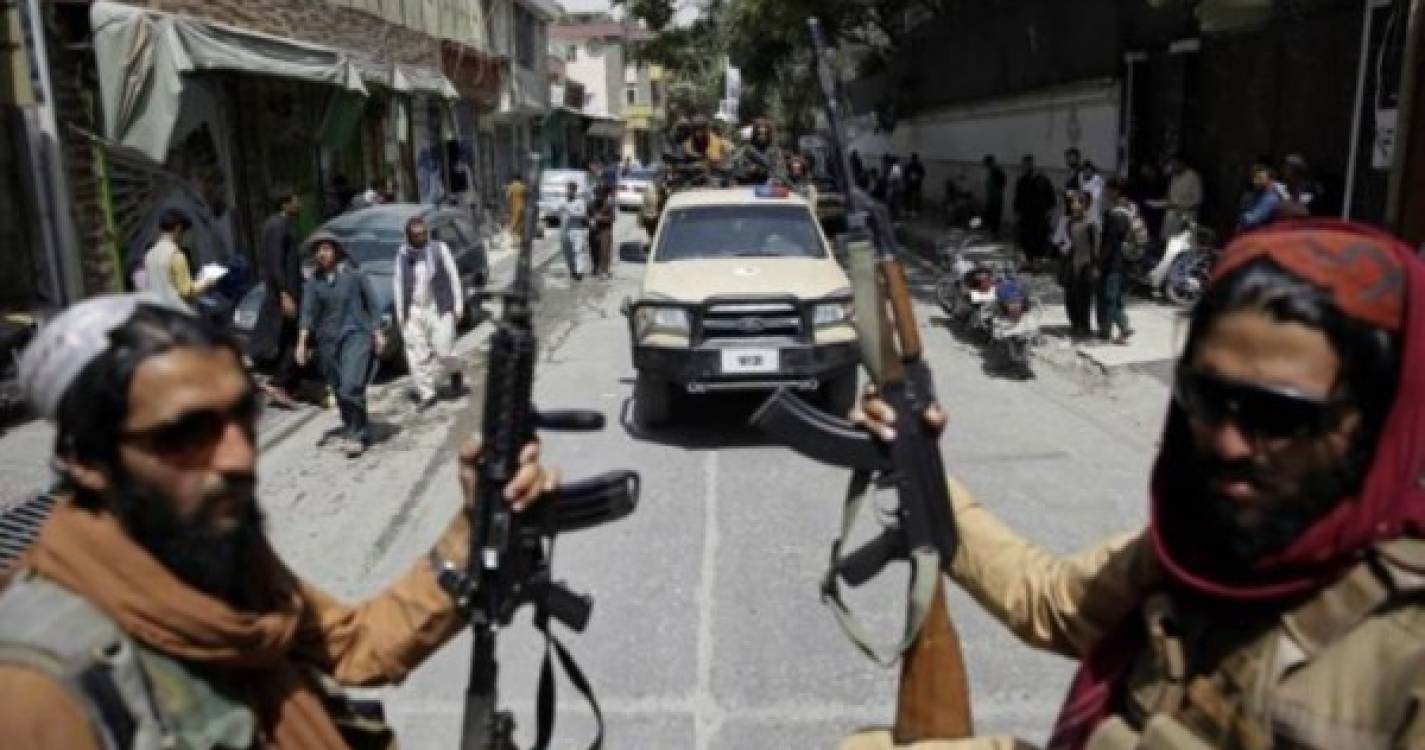 Talibãs fazem grande desfile em Kandahar com veículos militares dos EUA