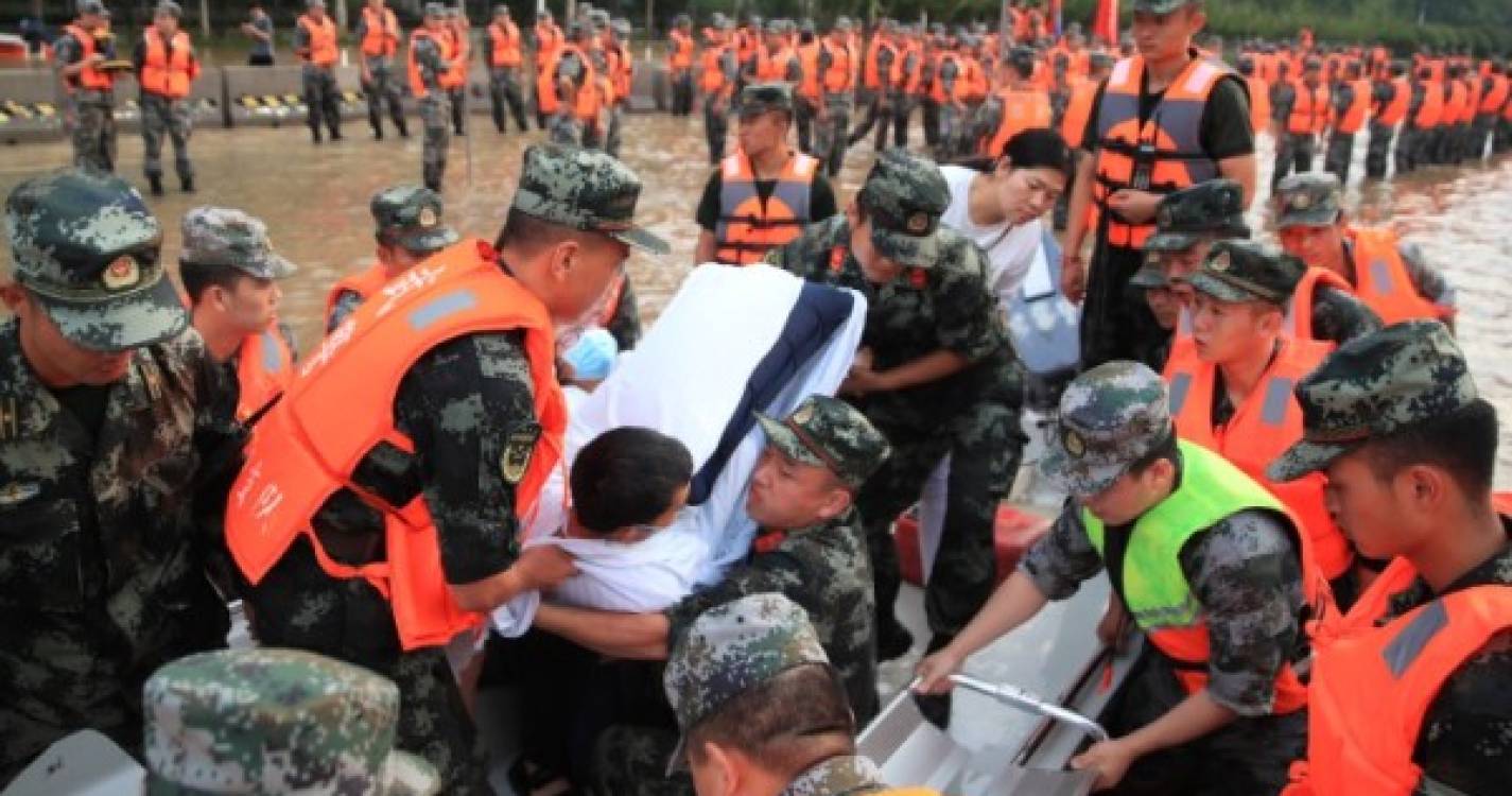 Número de mortes nas inundações no centro da China sobe para 56