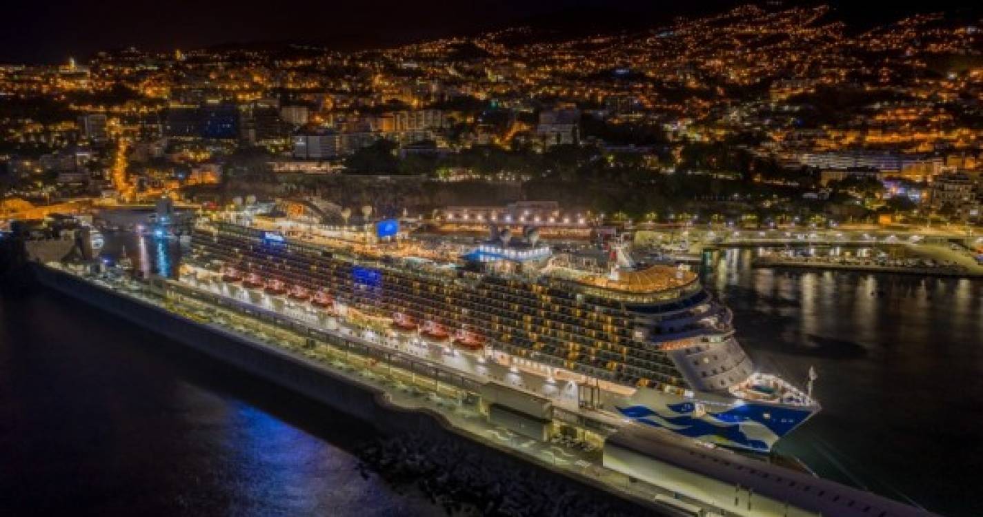 Cruzeiro Sky Princess atracado no Porto do Funchal antecipa saída por causa do vento