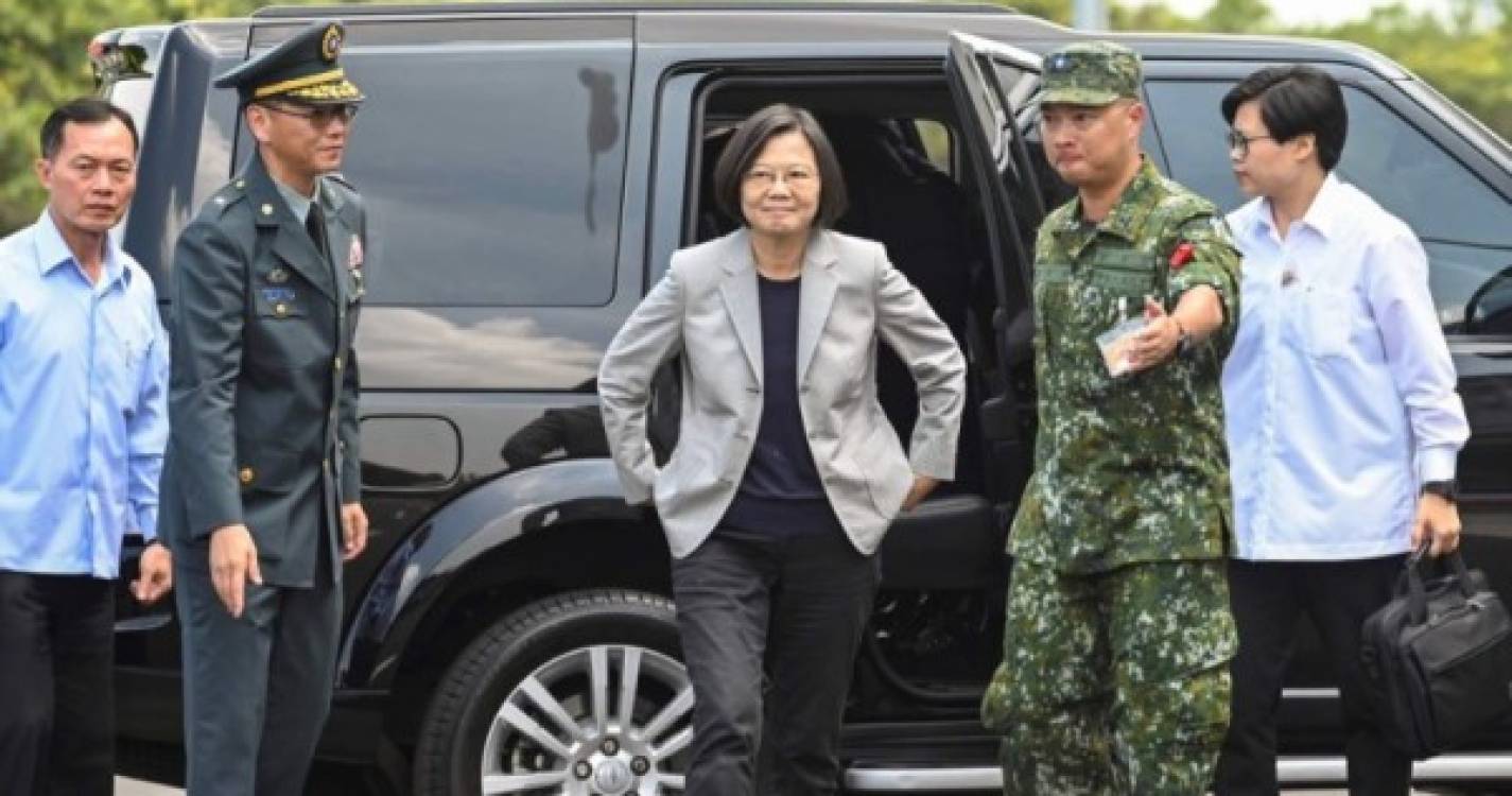 Líder de Taiwan pede às tropas que mantenham a calma perante ameaças da China