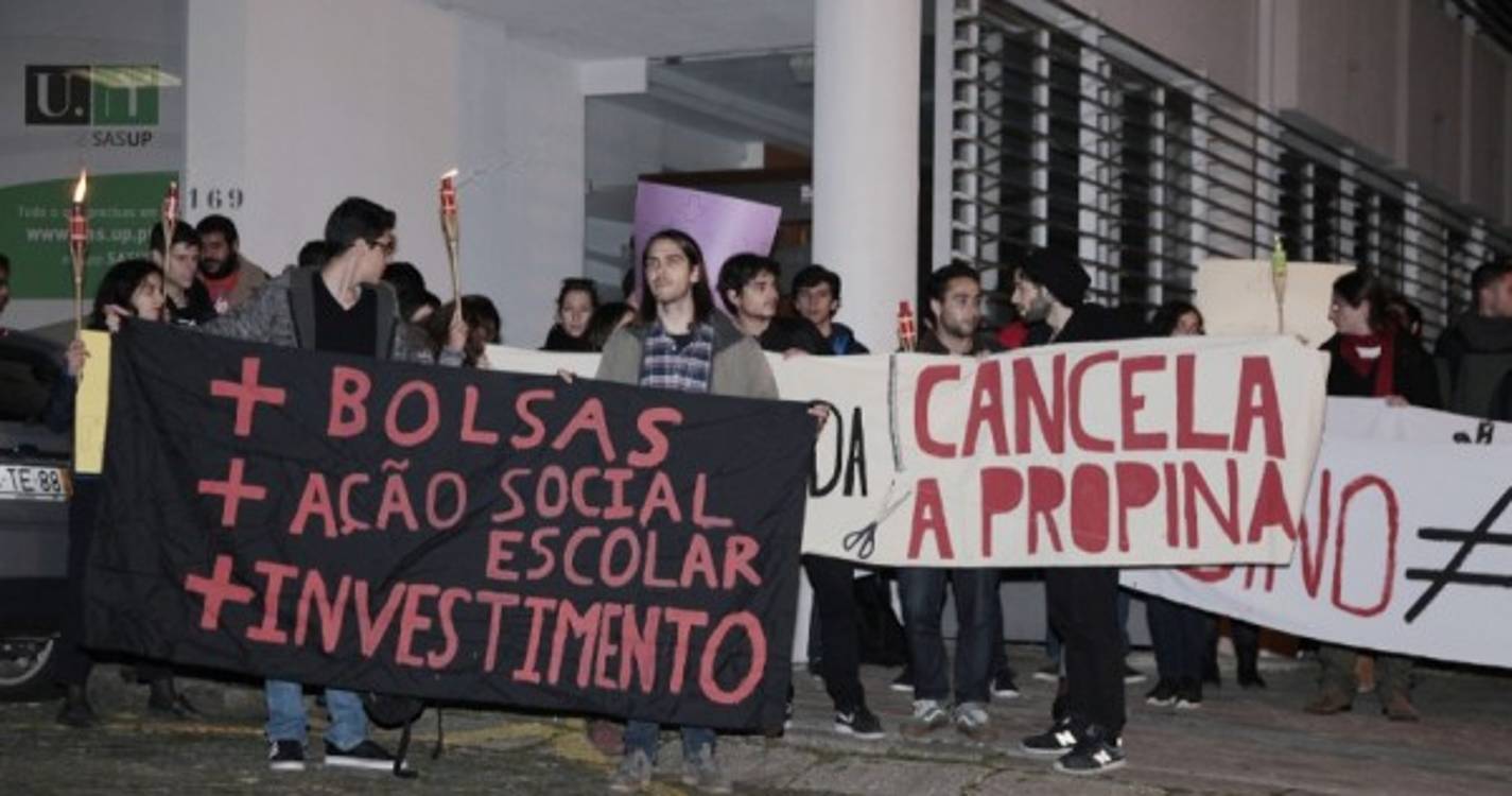 Dezenas Assinam Manifesto Contra Sistema De Propinas Por Escalões