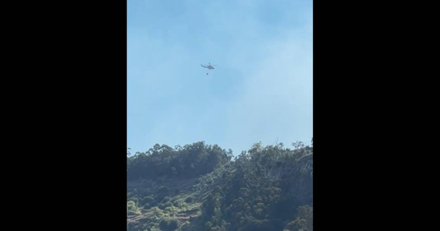 Helicóptero reforça meios no terreno para combater chamas na Serra de Água (com vídeo)