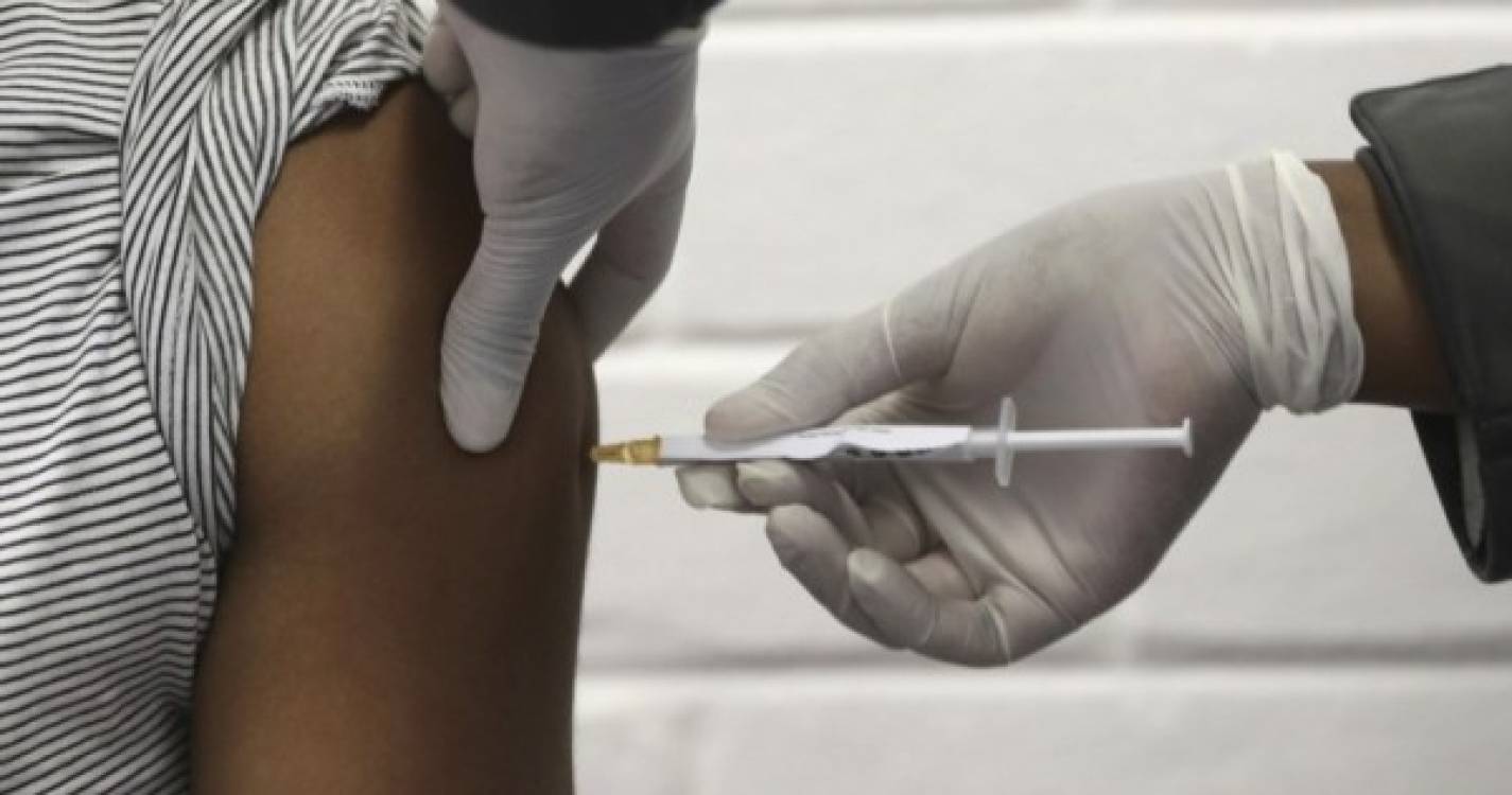 Covid-19: DGS pediu duas semanas para definir posição sobre vacinação de jovens