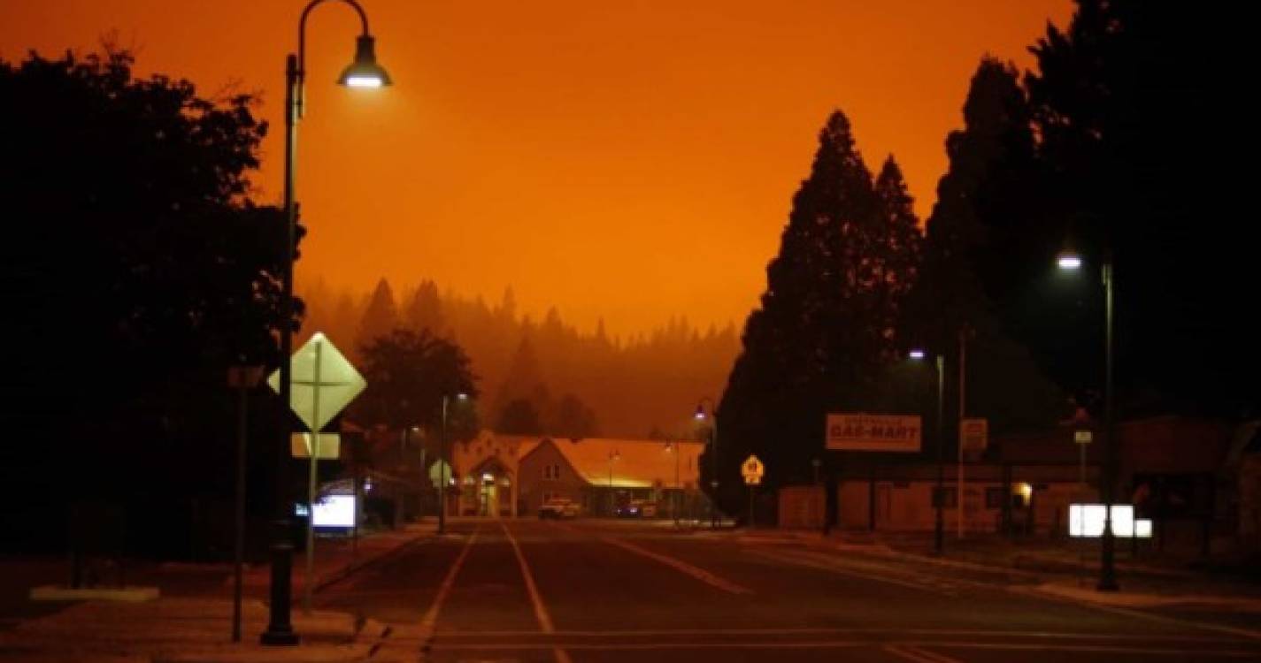 Bombeiros da Califórnia lutam contra incêndio que gera clima próprio
