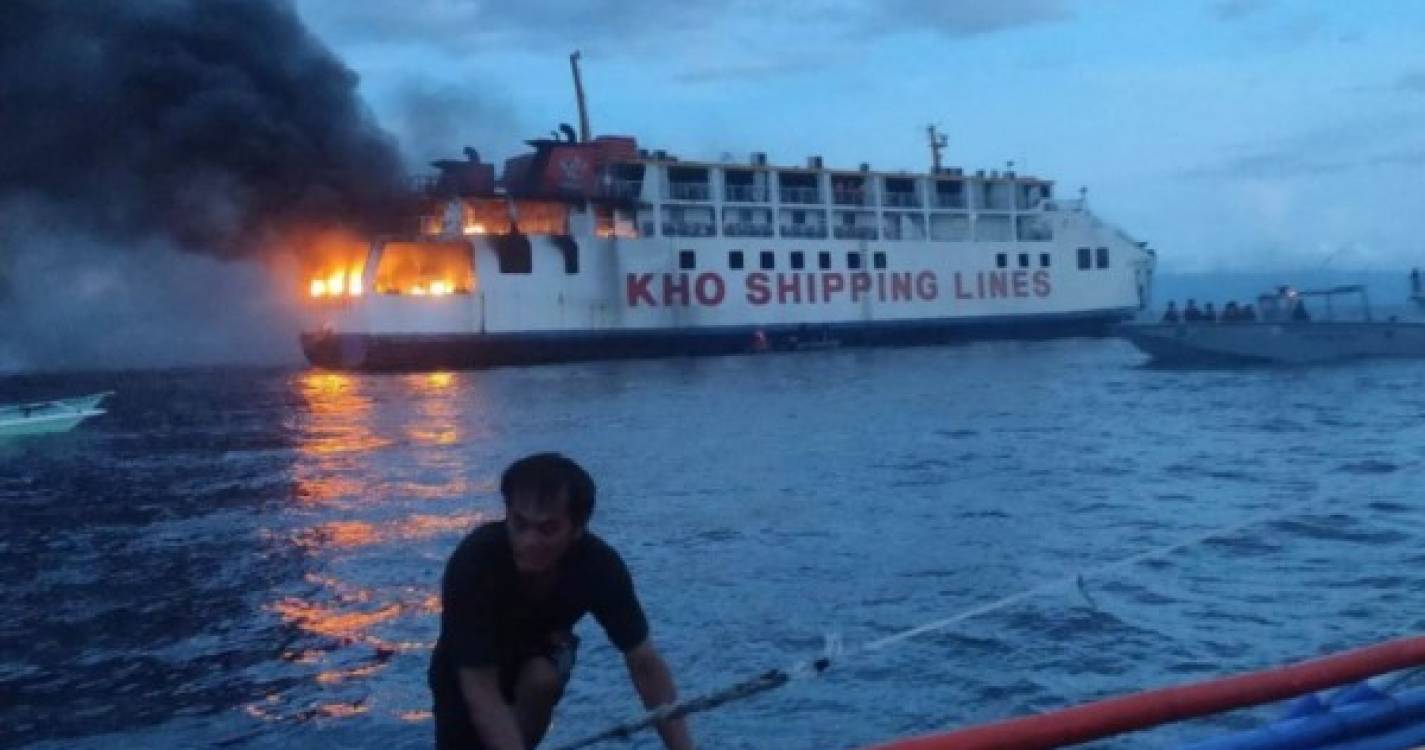 Equipas de socorro filipinas salvam 120 pessoas de navio em chamas