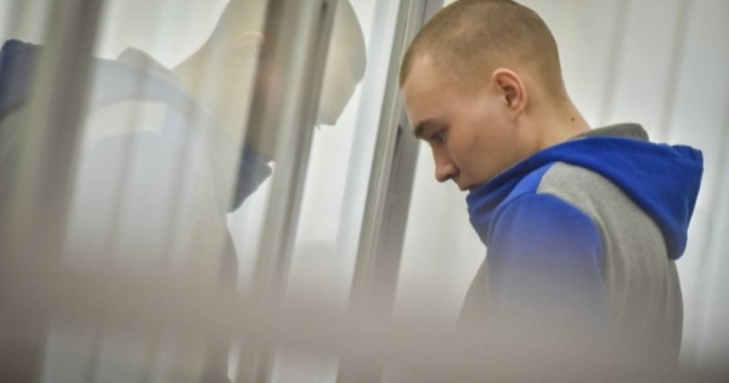 Ucrânia: Primeiro soldado russo julgado por crimes de guerra condenado a prisão perpétua