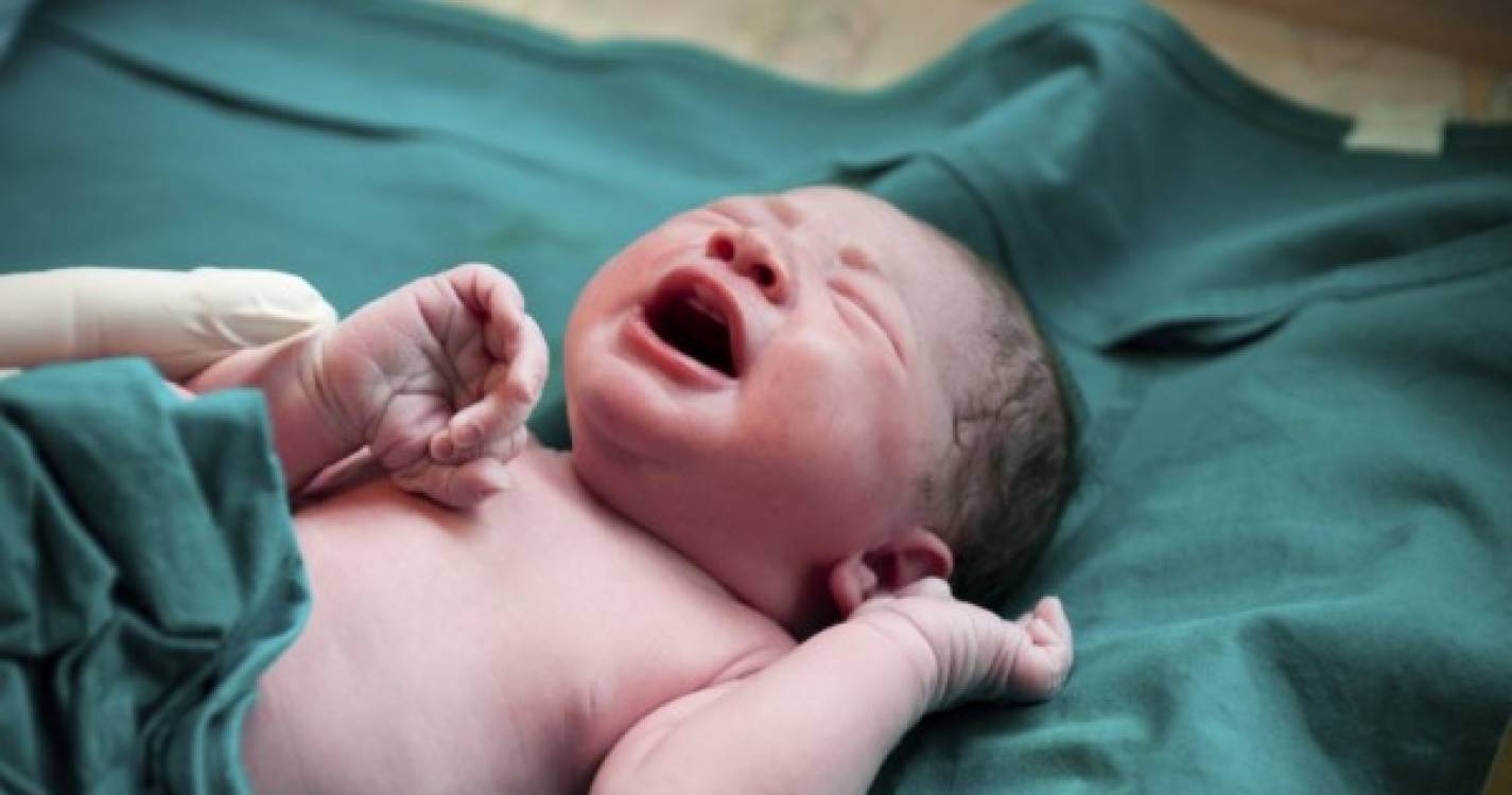 Covid-19: Regulador alerta que já são permitidos acompanhantes durante o parto