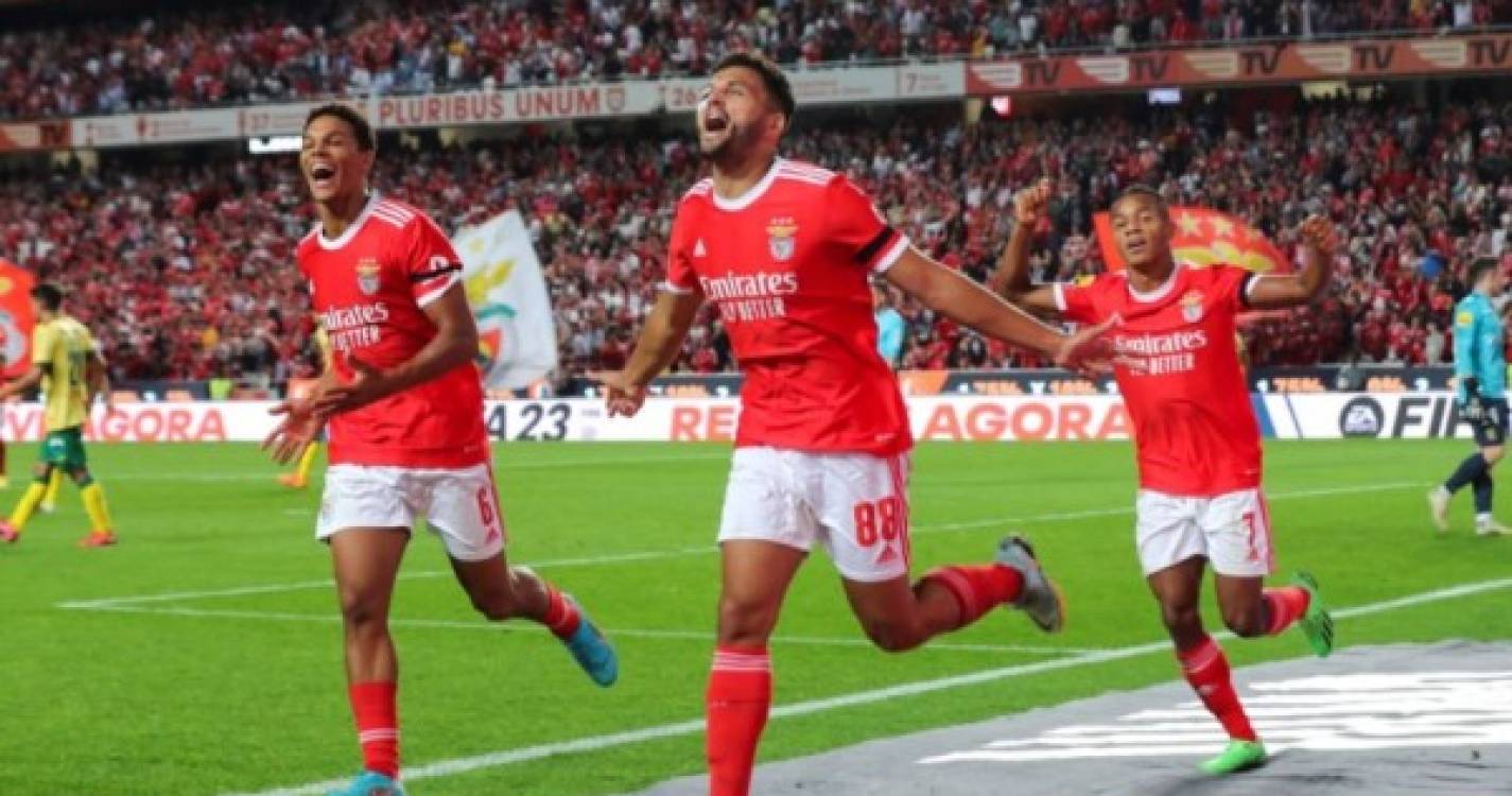 Benfica vence e é líder isolado