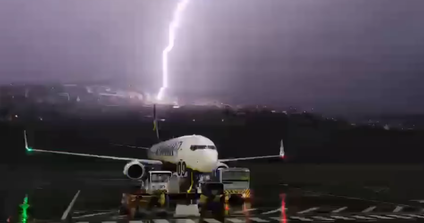 Imagens impressionantes mostram queda de raio junto ao Aeroporto da Madeira