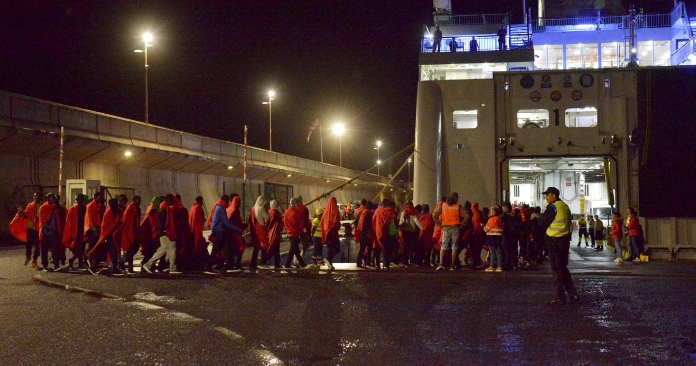 Pelo menos 211 migrantes chegam em quatro barcos às Ilhas Canárias
