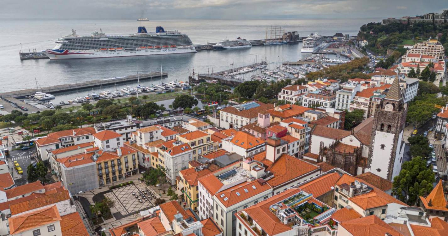 Casa cheia esta terça-feira no Porto do Funchal. Veja as imagens