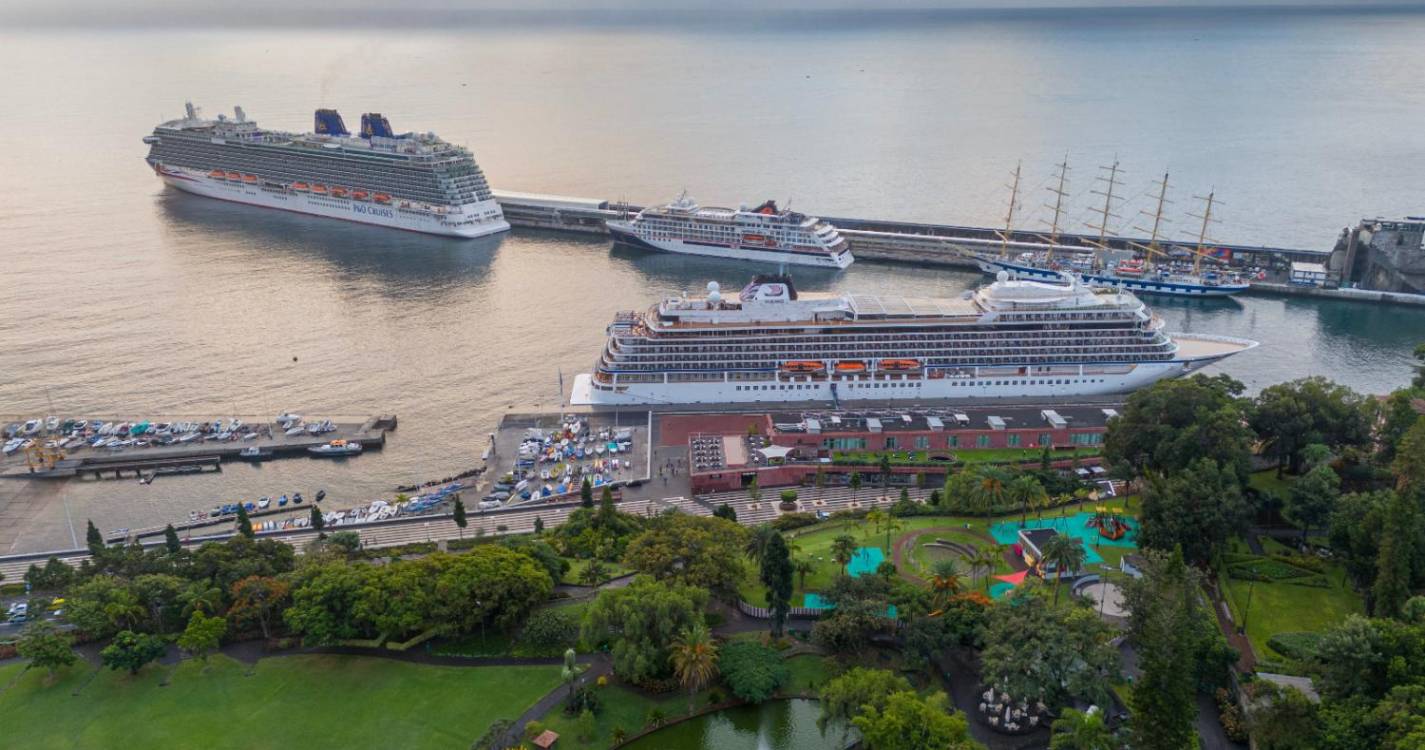 Casa cheia esta terça-feira no Porto do Funchal. Veja as imagens