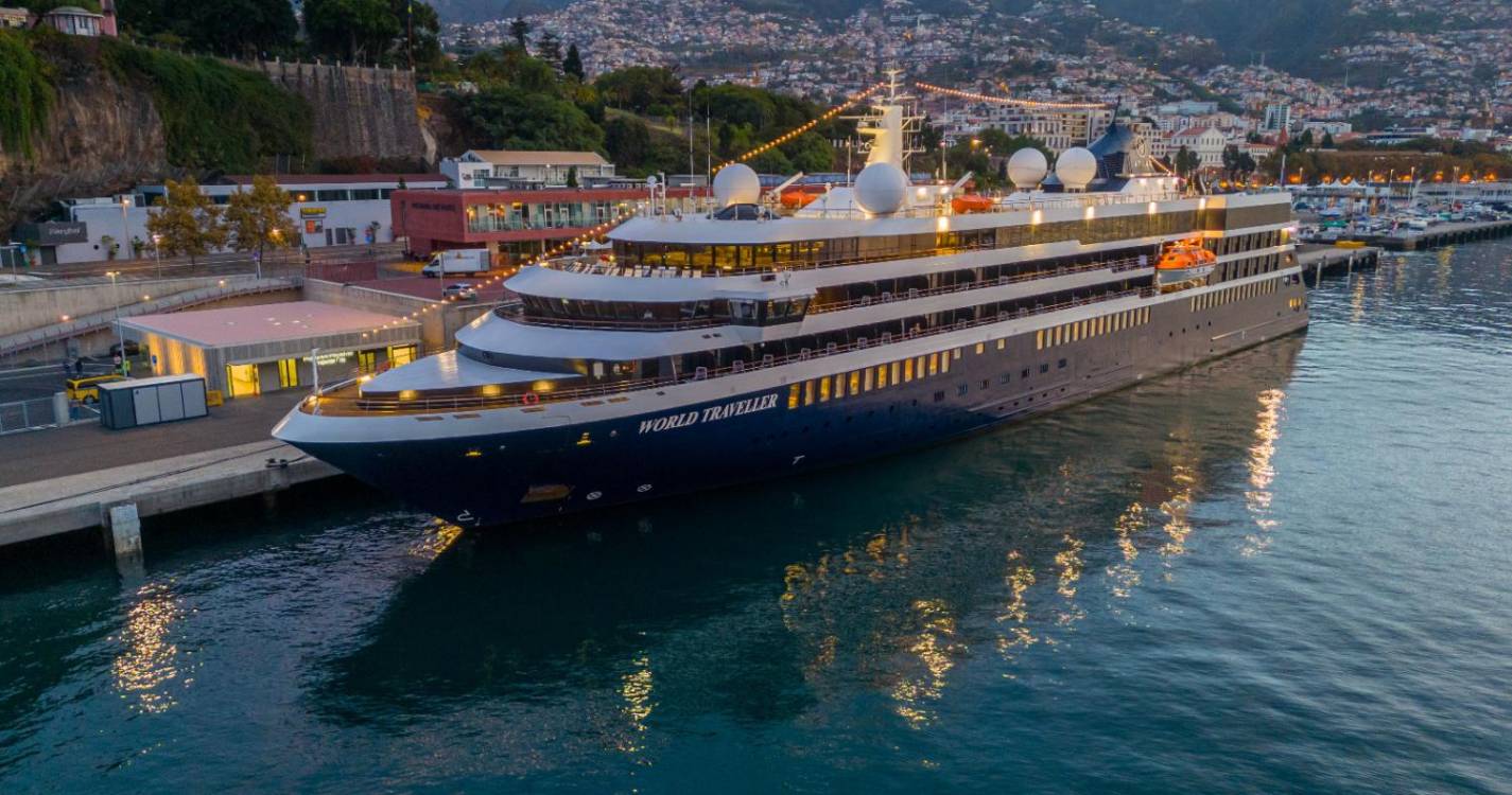 Funchal recebe ‘World Traveller’ vindo do Porto Santo (com fotos)