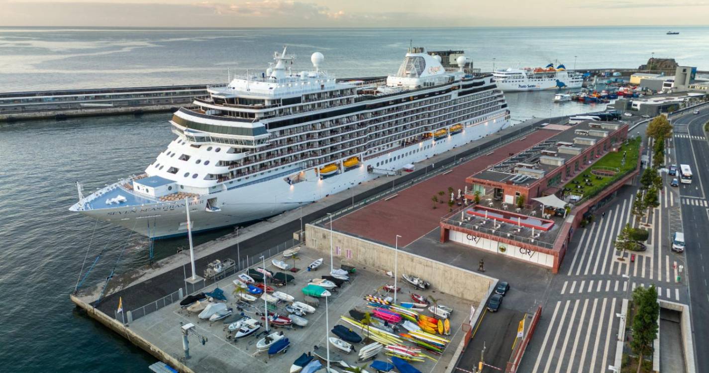 Seven Seas Grandeur abrilhanta hoje Porto do Funchal