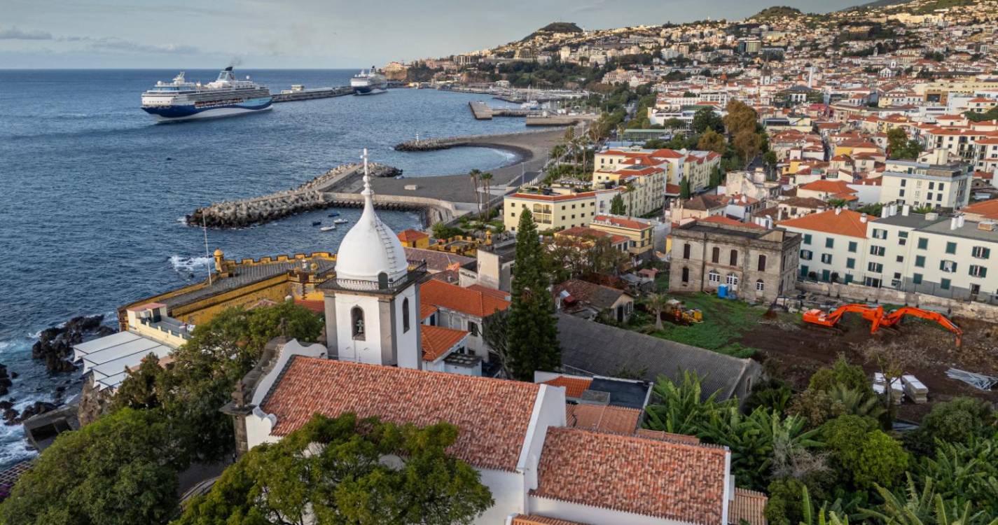 Porto do Funchal é palco de encontro entre navios ‘Marella’