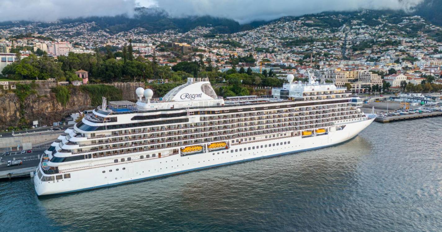 Seven Seas Grandeur abrilhanta hoje Porto do Funchal