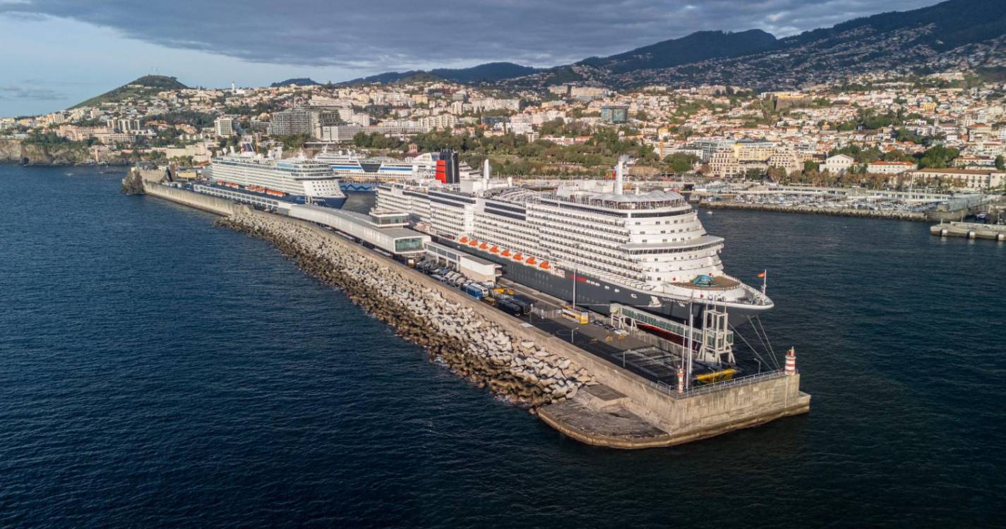 Navios de cruzeiro já começam a compor a baía funchalense para o fim de ano