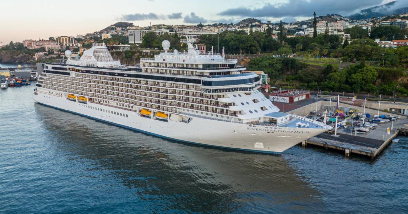 Seven Seas Grandeur abrilhanta hoje Porto do Funchal