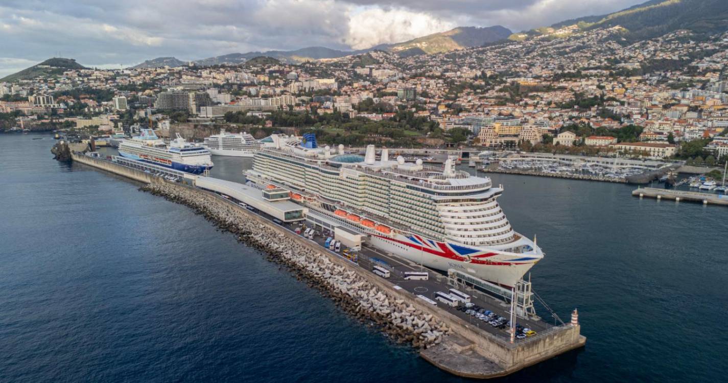 Três navios de cruzeiro abrilhantam Porto do Funchal