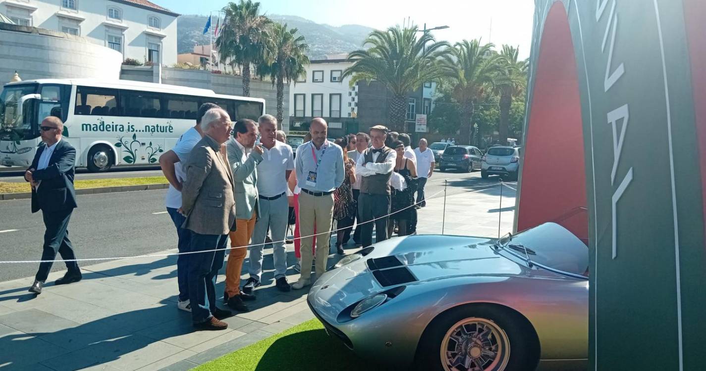 515 veículos clássicos atraem centenas de visitantes à Praça do Povo