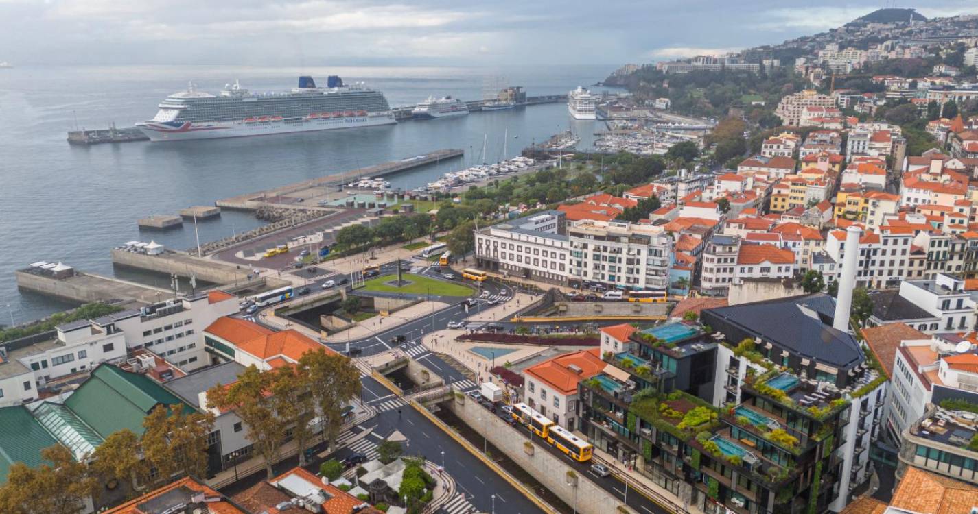 Casa cheia esta terça-feira no Porto do Funchal. Veja as imagens