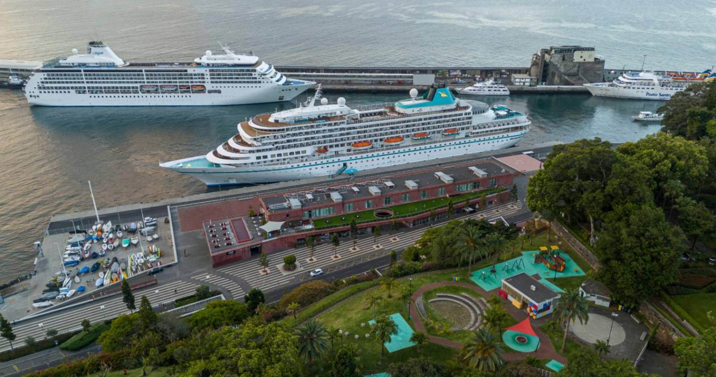 ‘Amera’ e ‘Seven Seas Mariner’ ornamentam Porto do Funchal (com fotos)