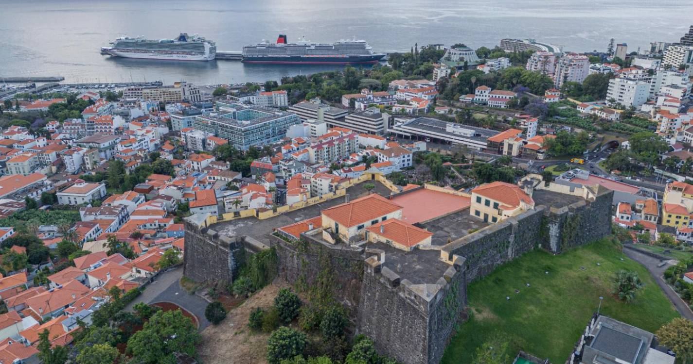 ‘Ventura’ e ‘Queen Anne’ embelezam porto do Funchal (com fotos)