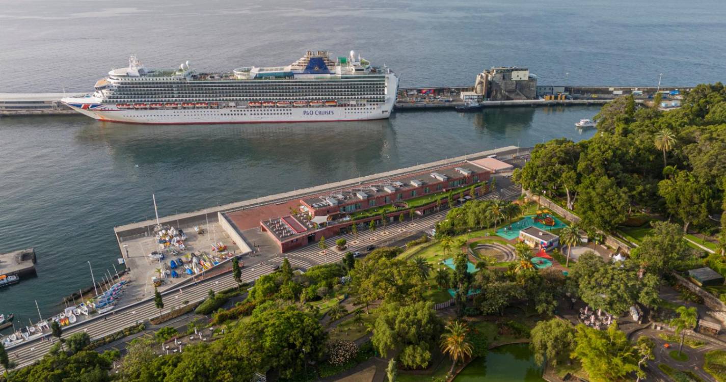 ‘Ventura’ encerra as escalas de julho no Porto do Funchal (com fotos)