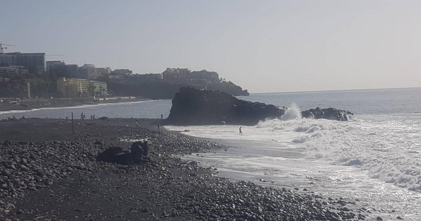 Turistas desafiam ondas na Praia Formosa (com fotos)