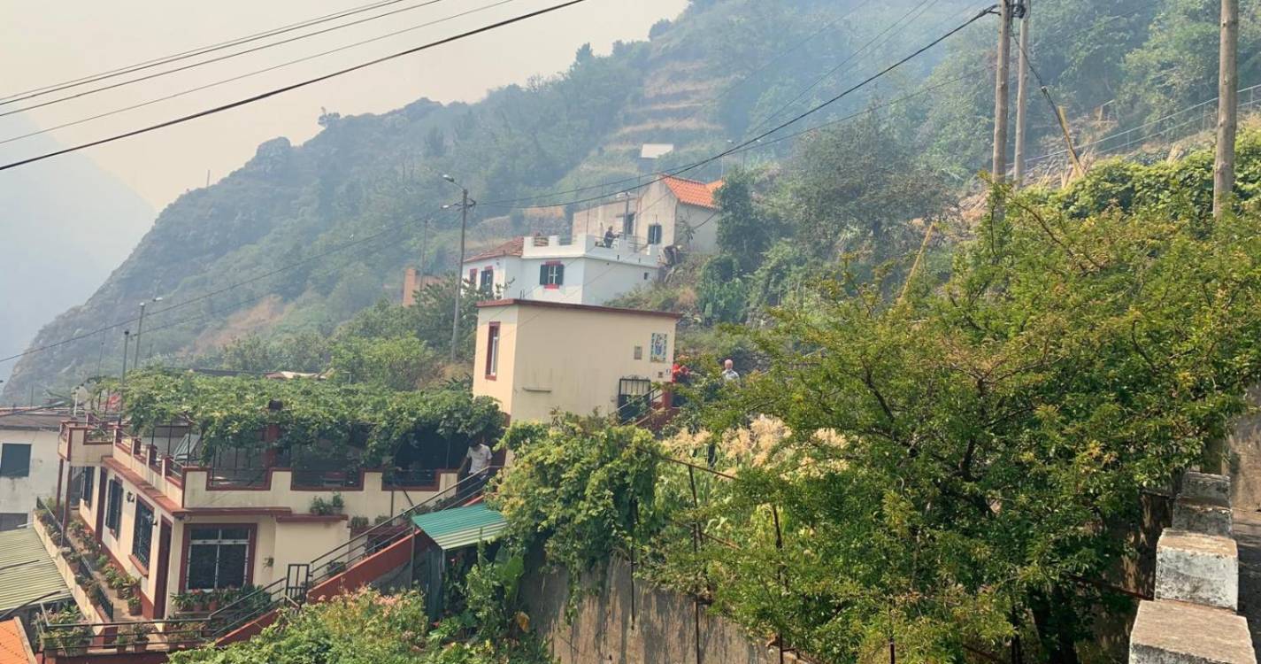 Dezenas de pessoas ‘preparadas’ para defender as suas casas na Serra de Água