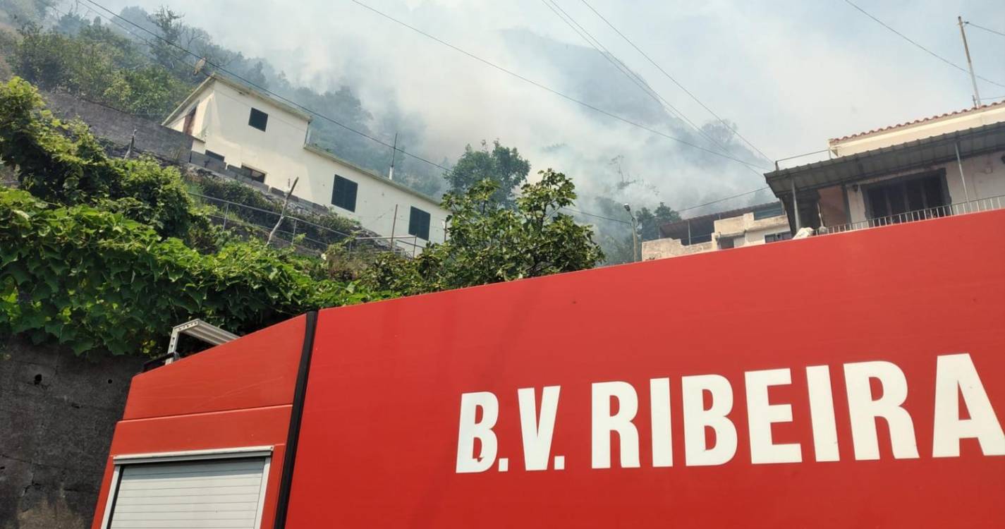 Incêndio aproxima-se das zonas altas da Tabua