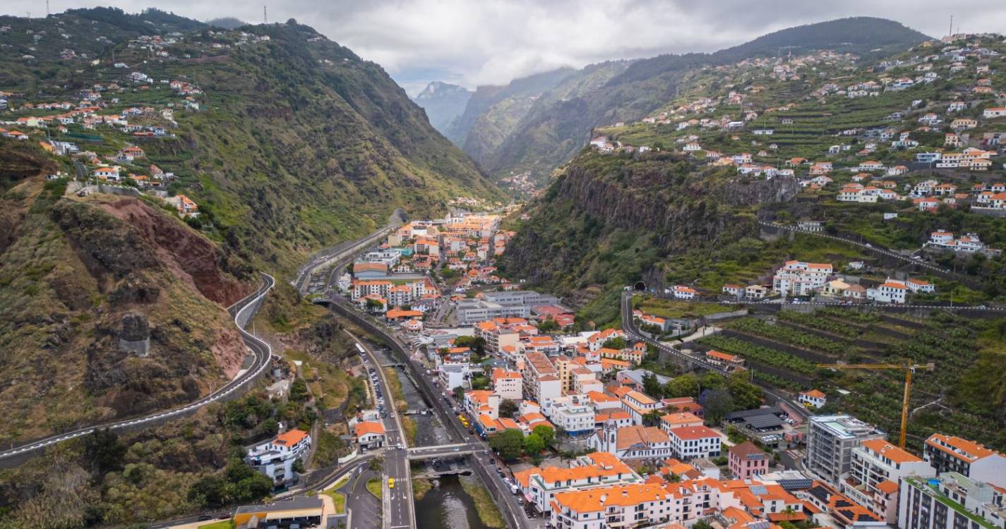 Duas mulheres e uma criança feridas em colisão na Ribeira Brava