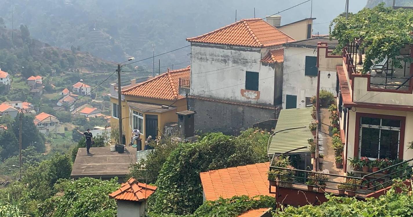 Dezenas de pessoas ‘preparadas’ para defender as suas casas na Serra de Água