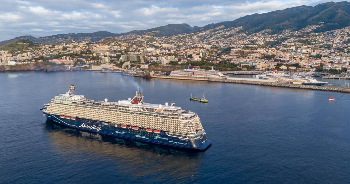 Funchal ‘desperta’ com quatro navios acostados (com fotos)