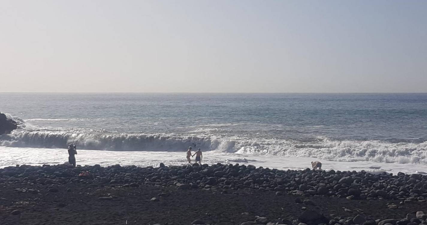 Turistas desafiam ondas na Praia Formosa (com fotos)