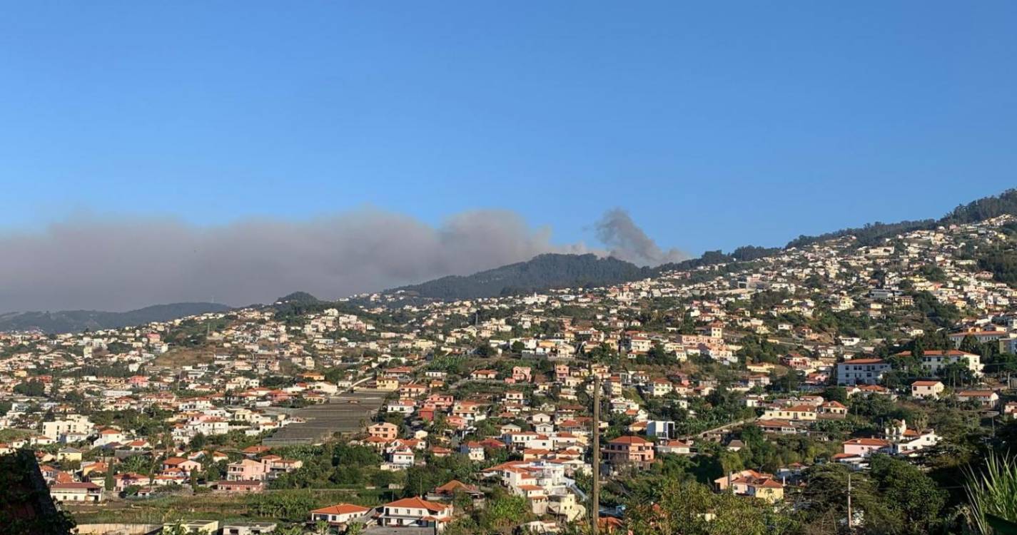 Incêndio: Nuvem de fumo persiste sobre o Funchal (com vídeo)