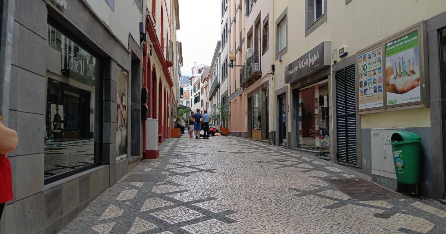 Jovem estrangeiro cai de segundo andar no centro do Funchal