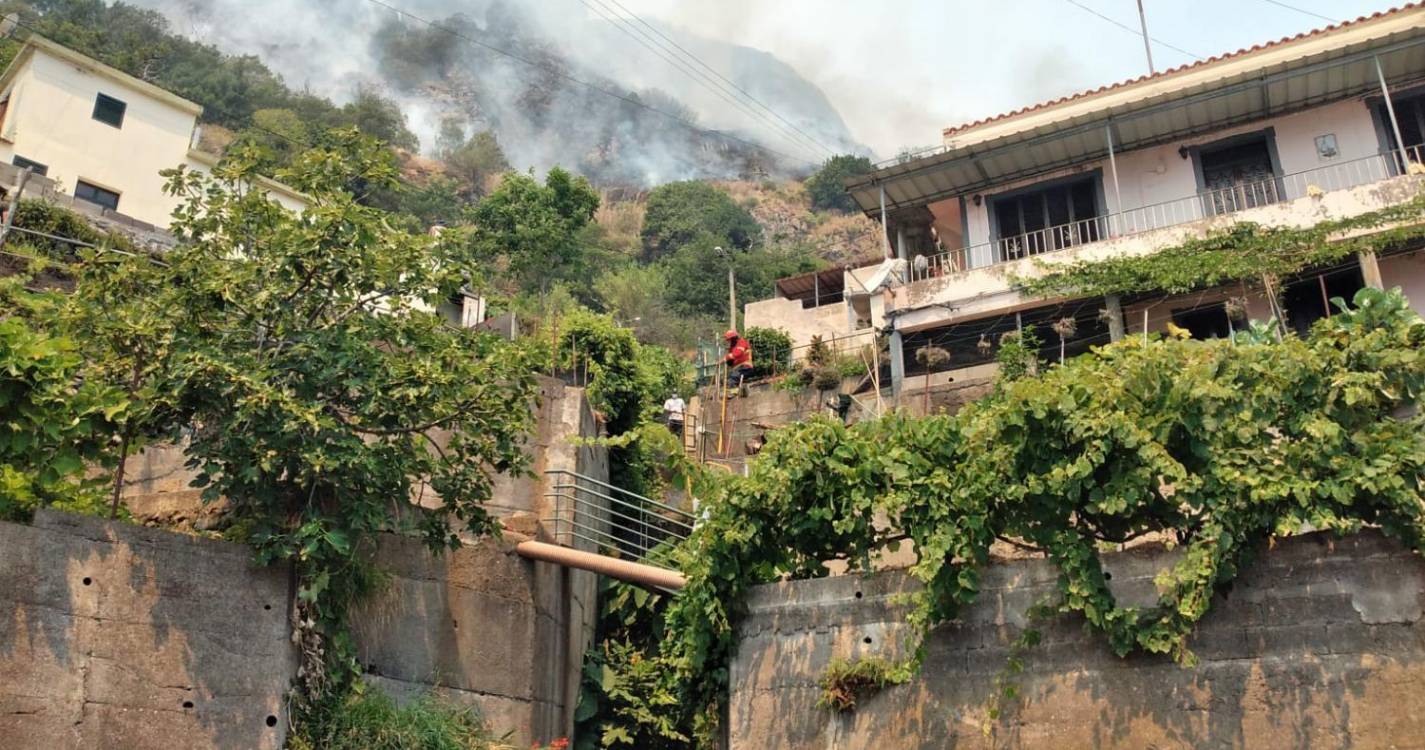 Dezenas de pessoas ‘preparadas’ para defender as suas casas na Serra de Água