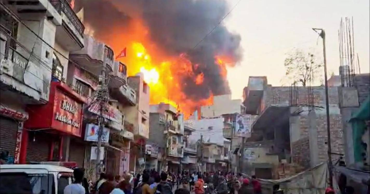Pelo menos 11 mortos e quatro feridos em incêndio em Nova Deli